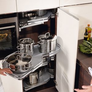 Um-die-Kurve-gedacht-LeMans-Eckschrank_layermotiv-oben